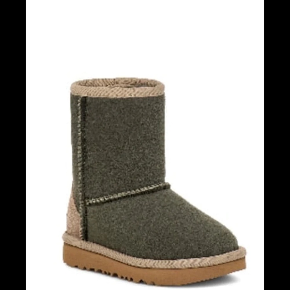 UGG classic boots size 5 big kids - NEW